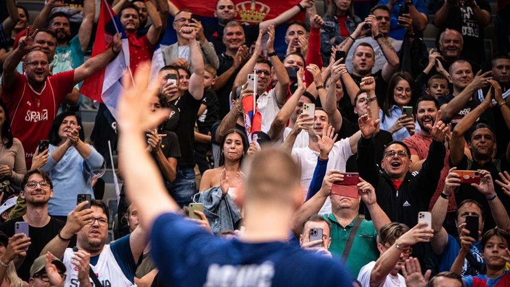 Jokić pozdravlja navijače (©FIBA Basketball)